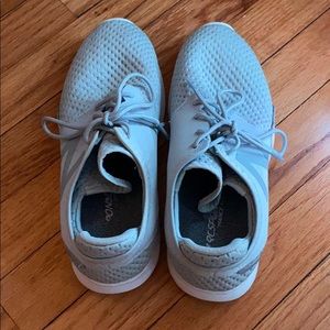 NEW BALANCE TENNIS SHOES